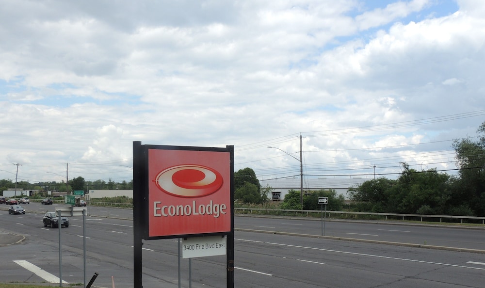 Econo Lodge Dewitt I-90 20/33