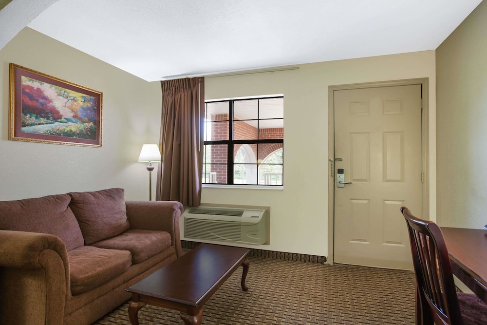 Super 8 By Wyndham Cabot 18/24