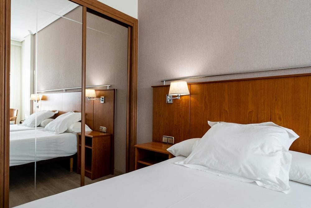 Ciudad de Compostela Hotel 8/22
