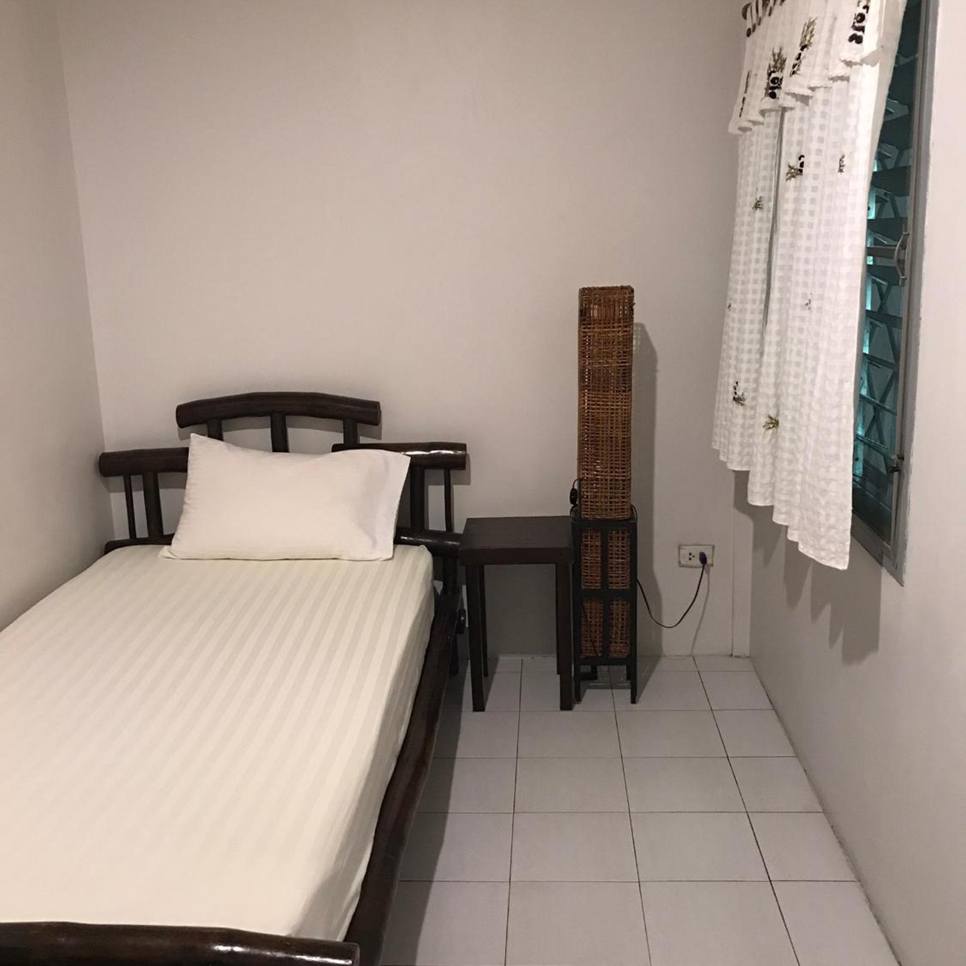 Single, Shared Bathroom, No Window