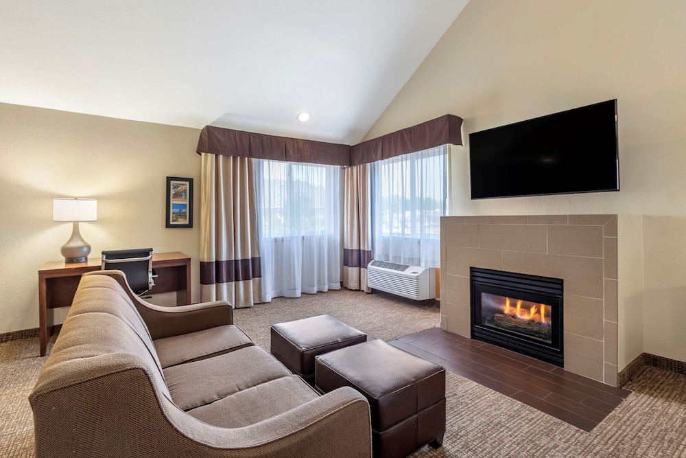 Comfort Inn & Suites Greeley, CO 30/54