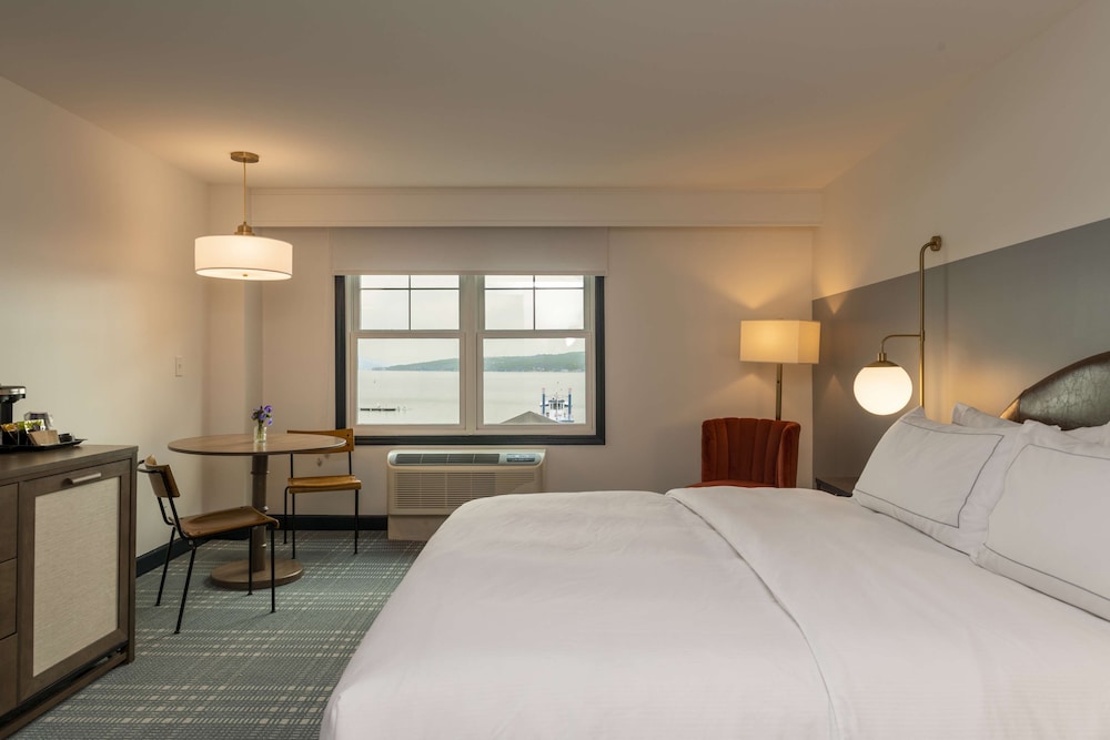 Studio, King Bed, Lake Side