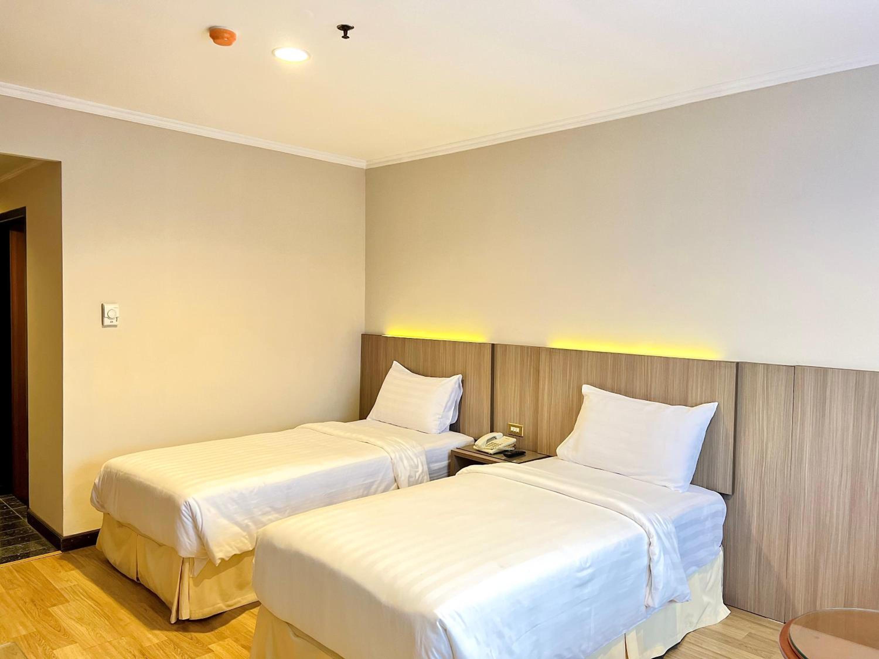 Deluxe, Twin Beds