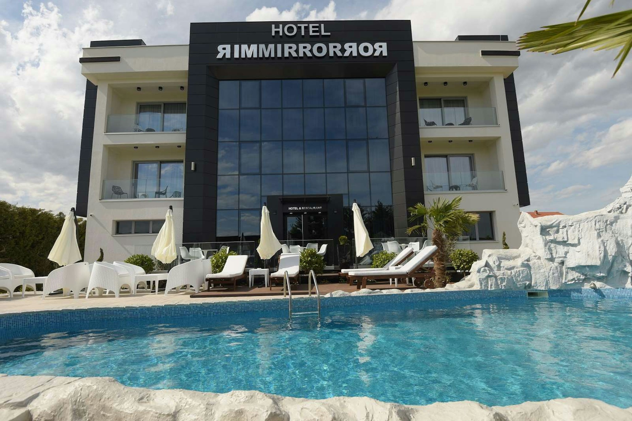 Mirror Hotel 2/38