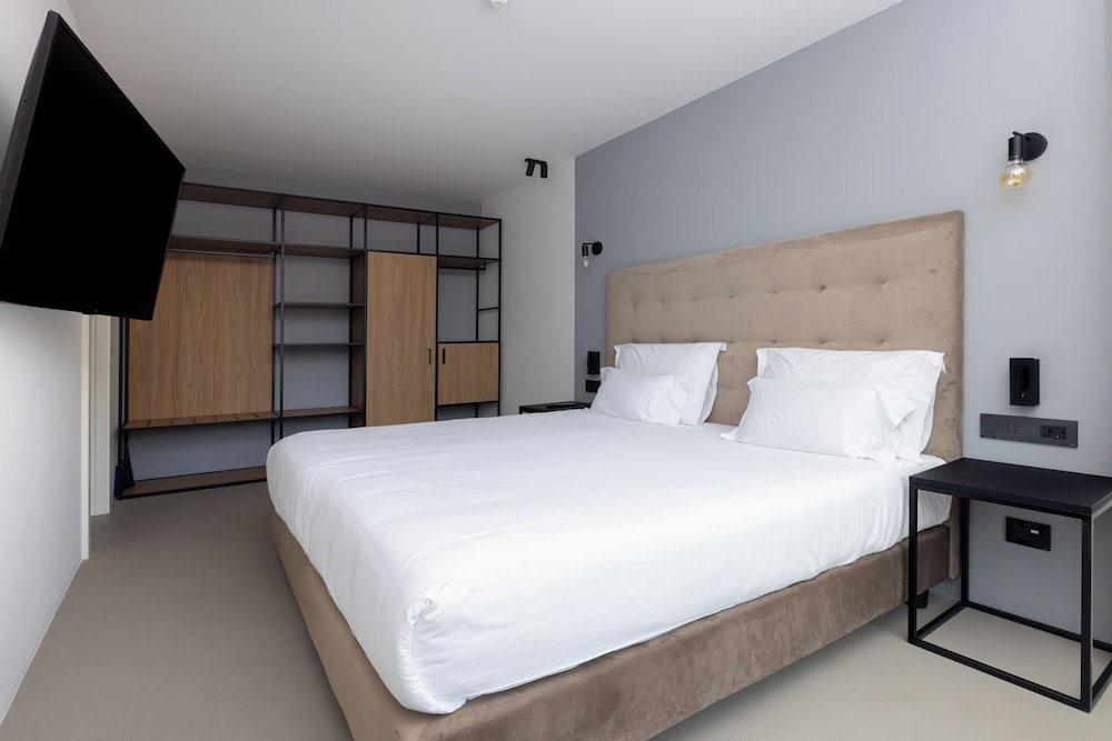 CONDO, DELUXE