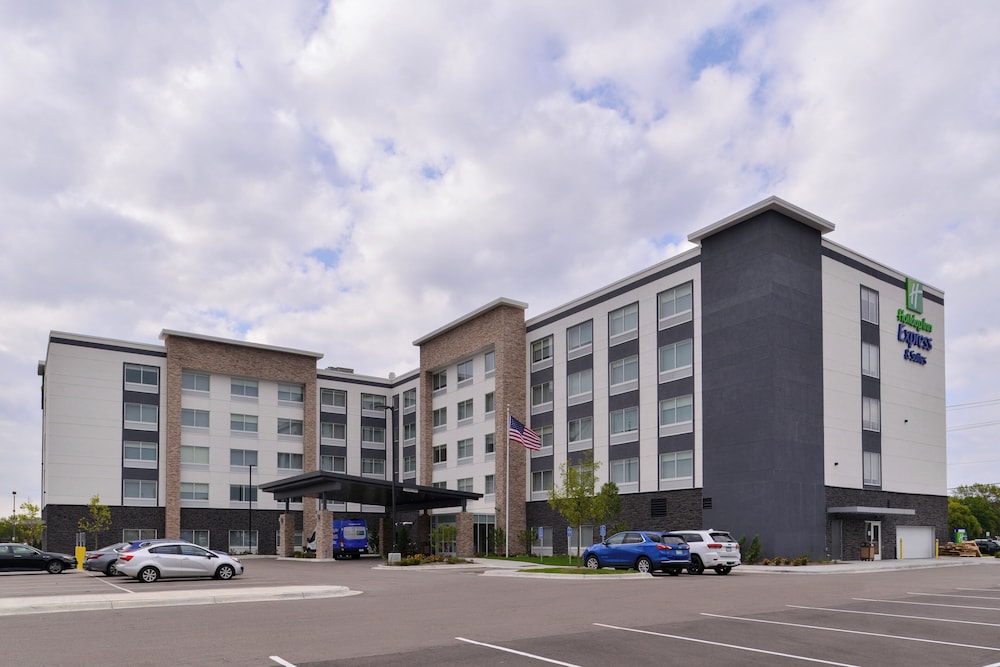 Holiday Inn Express and Suites - Mall of America - MSP Airport 62/68