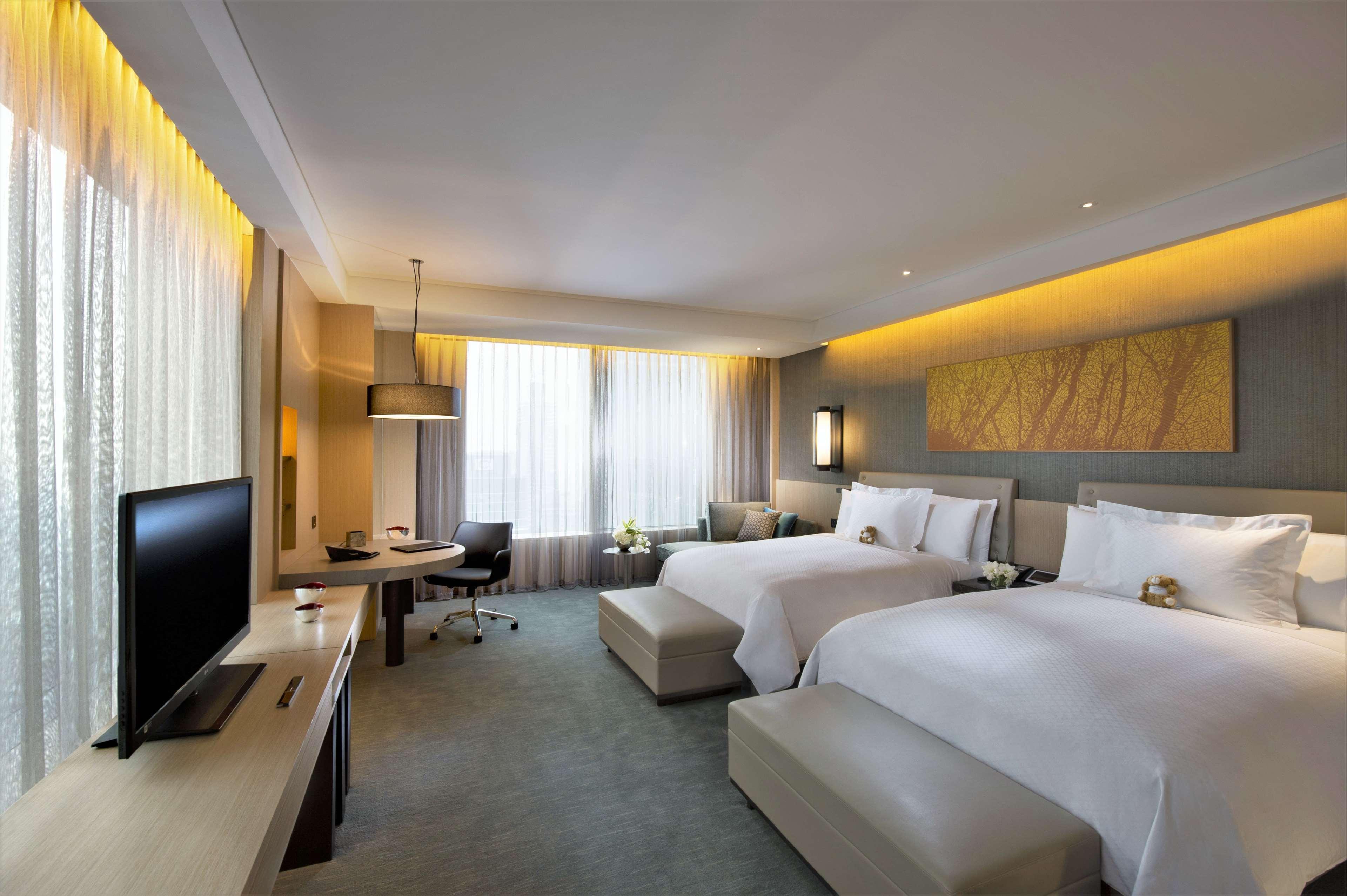 Deluxe, Double Bed 2/2