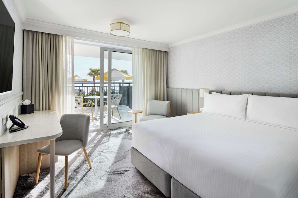 Room, King Bed, Water View, Pool Side