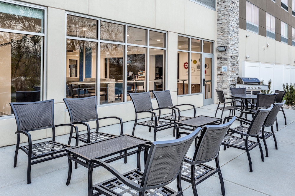 Holiday Inn Express & Suites Hammond 53/69