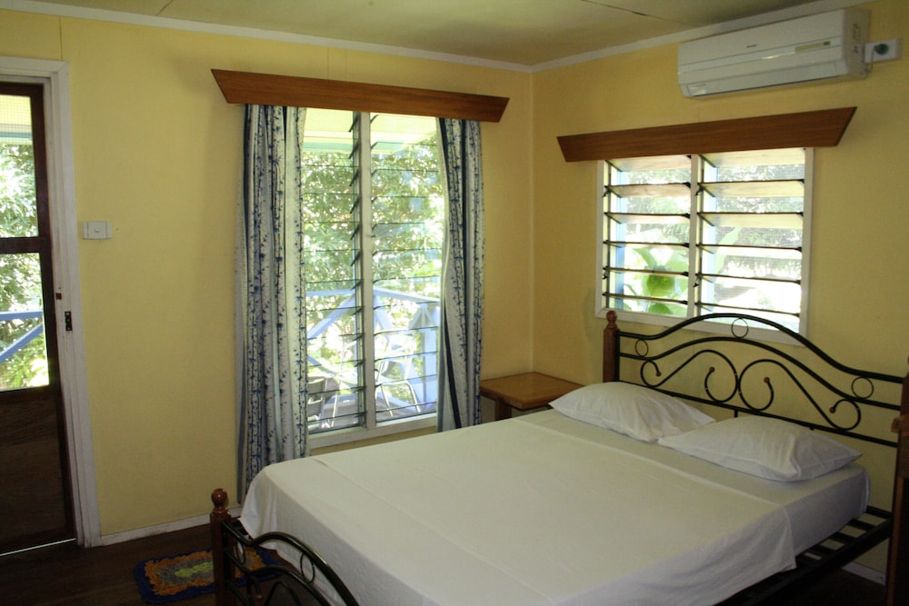 Ratu Kini Backpackers & Dive Resort 24/67