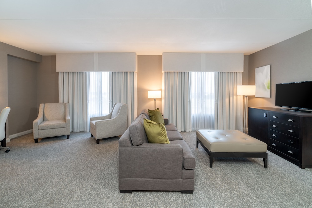 جناح بسرير كينج بمنطقة جلوس، Holiday Inn Wilmington 7/7