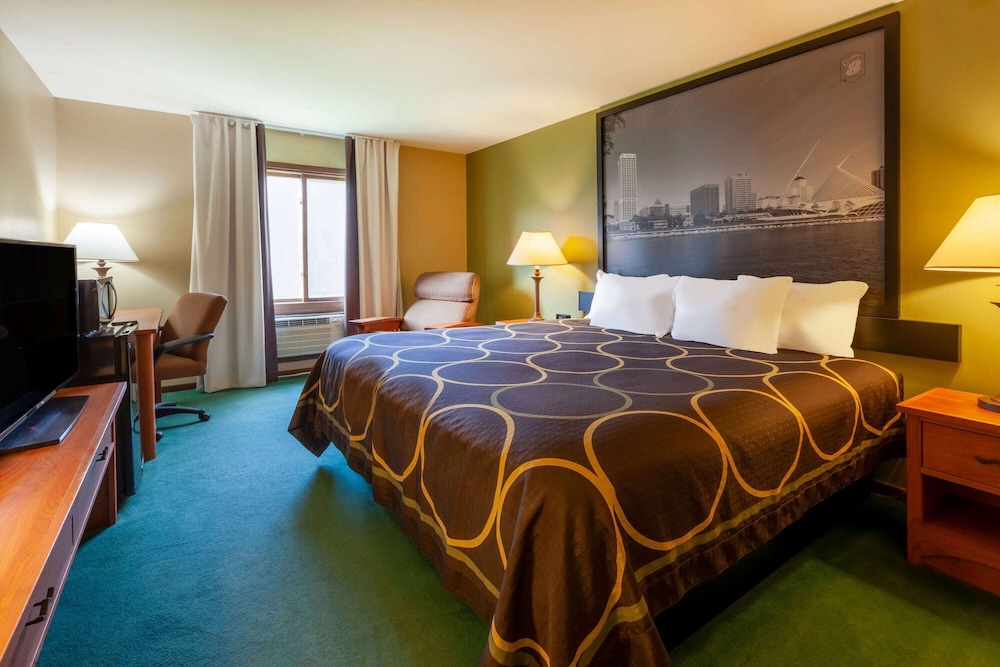 Super 8 by Wyndham Berlin WI 12/25