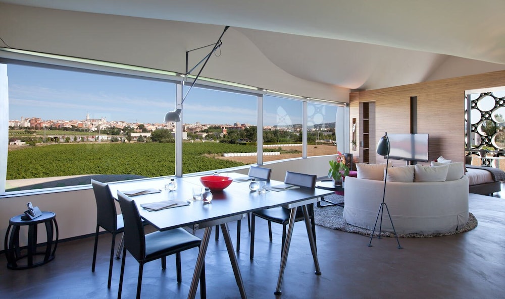 Cava Hotel Mastinell 42/68