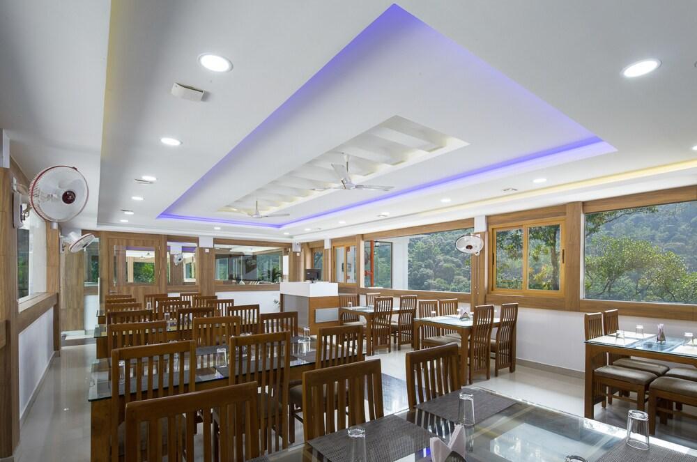 Hostess Thekkady 13/24
