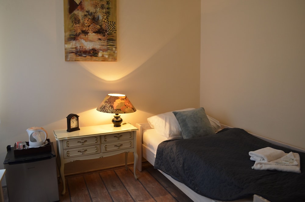 ROOM, SINGLE