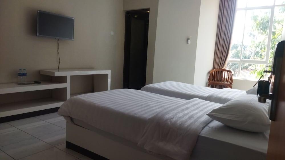 Hotel Kencana Jaya by ZUZU 32/50