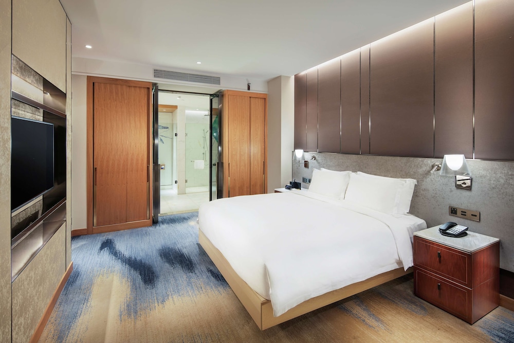 DELUXE, SUITE, KING BED