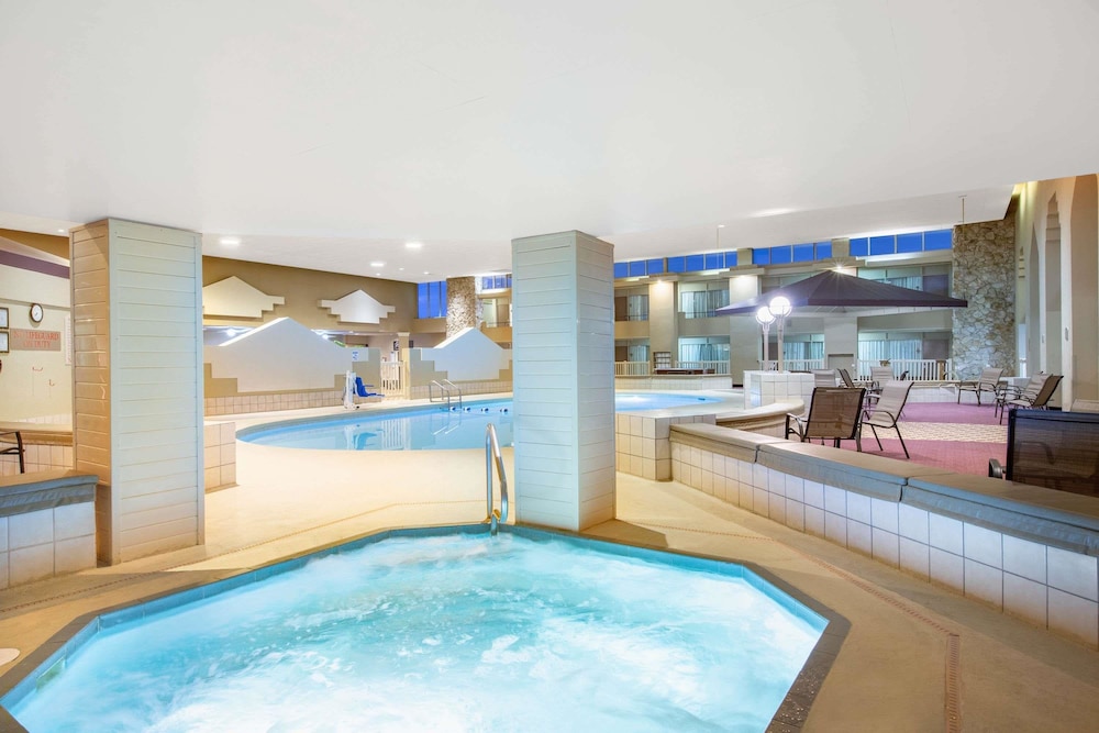 Ramada by Wyndham Midtown Grand Island 19/30