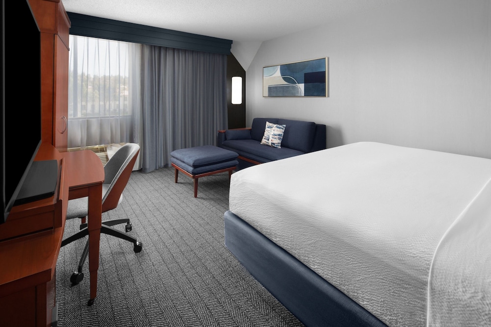 غرفة بسرير كينج بإطلالة على الفناء مع أريكة، Courtyard by Marriott San Diego - Rancho Bernardo 3/5
