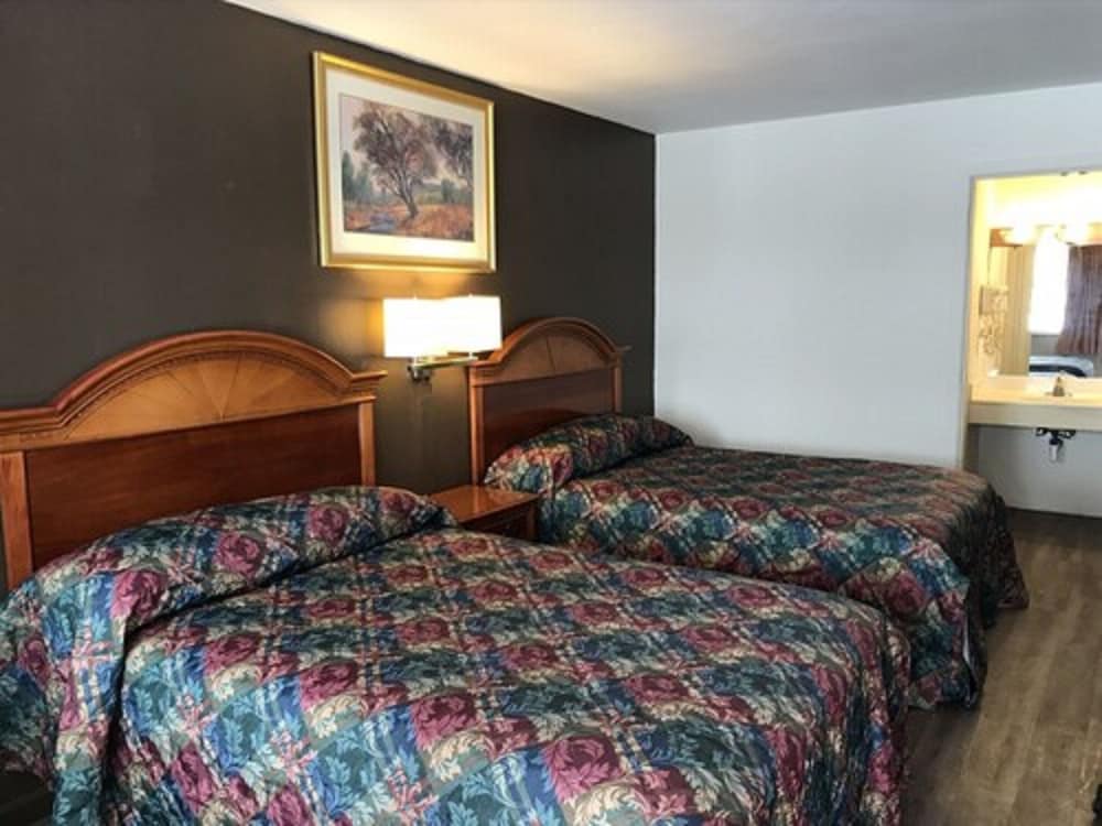 Country Club Inn &amp; Suites 8/51