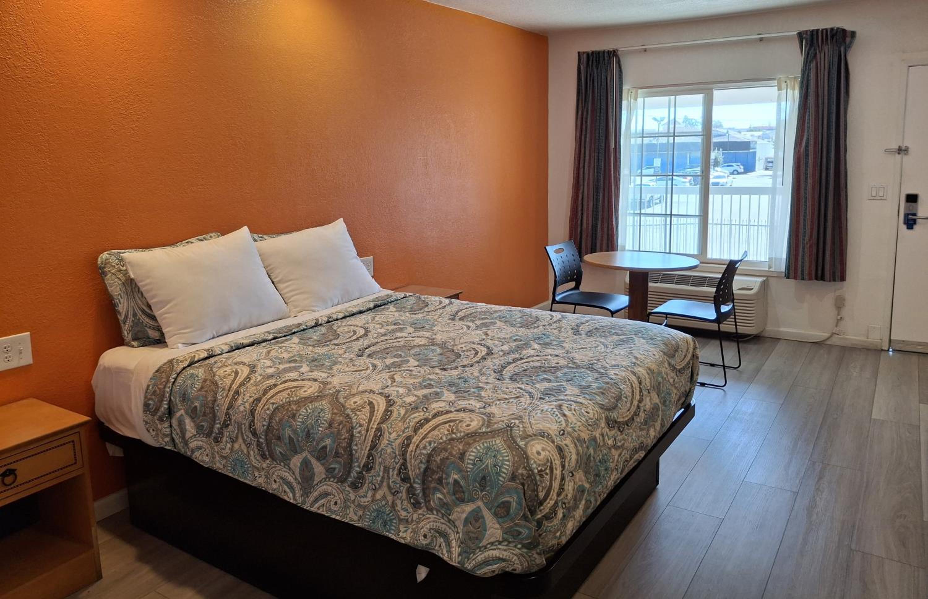 ROOM, QUEEN BED