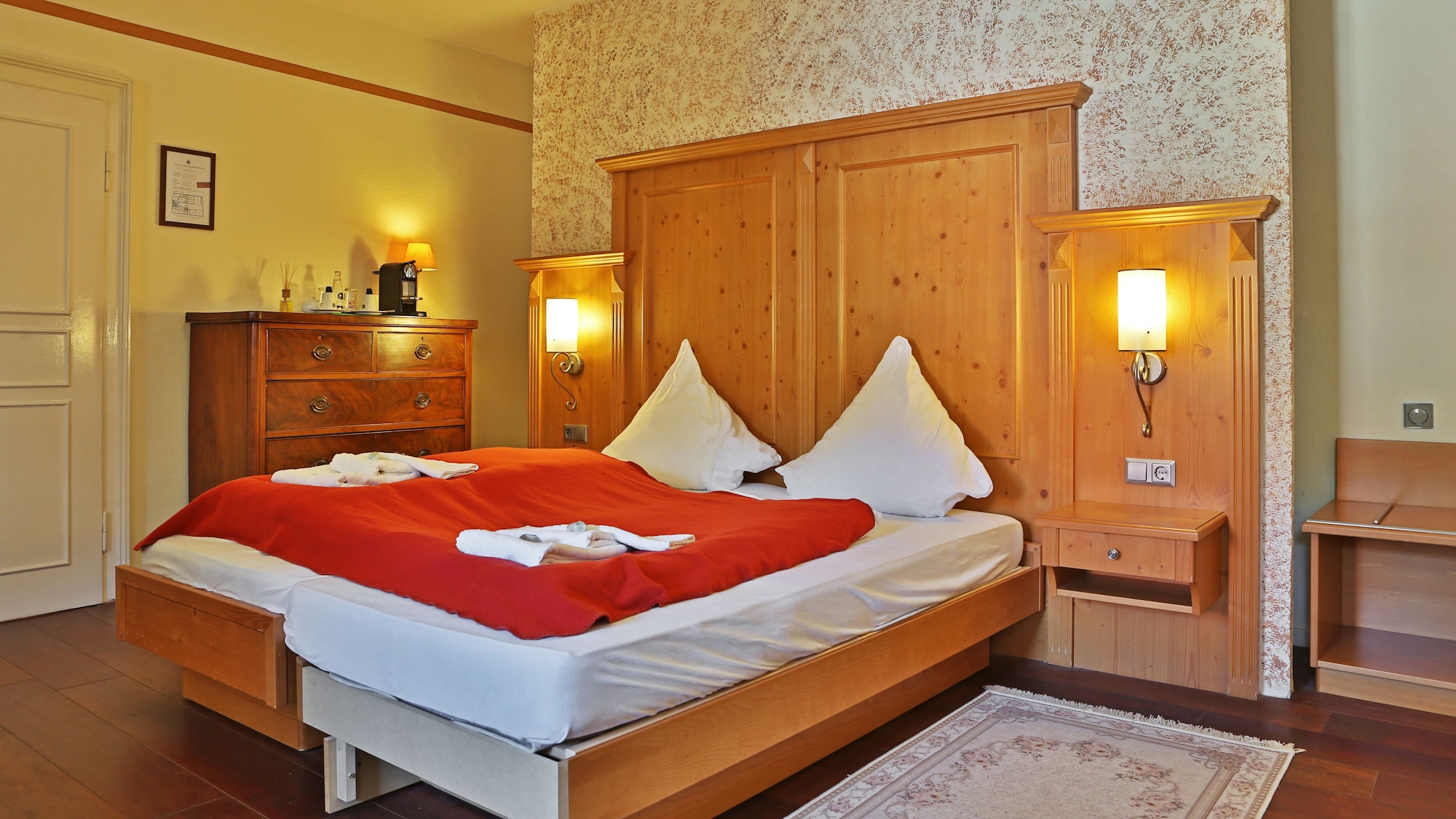 BASIC, TWIN BEDS, SHARED BATHROOM