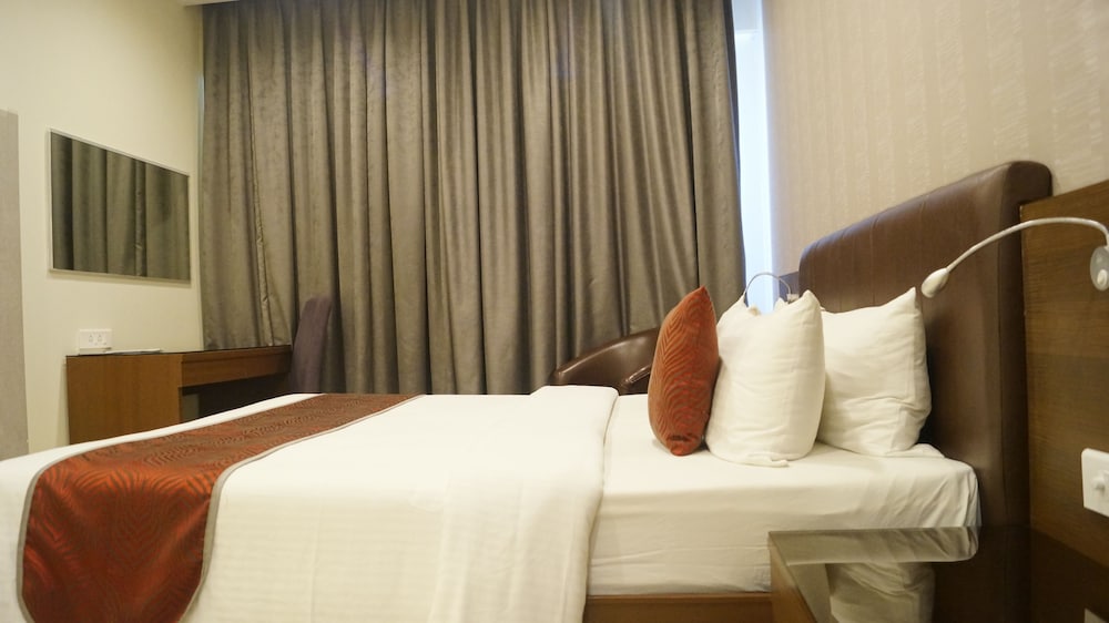 V7 Hotel 8/22