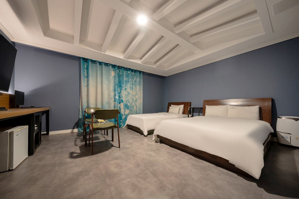 Business, Single, 1 Queen and 1 Single Bed, Queen Bed