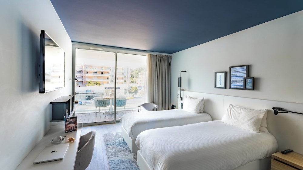 غرفة قياسية بسريرين منفصلين بإطلالة على الجبل والمدينة، Indigo Cagnes Sur Mer 7/10