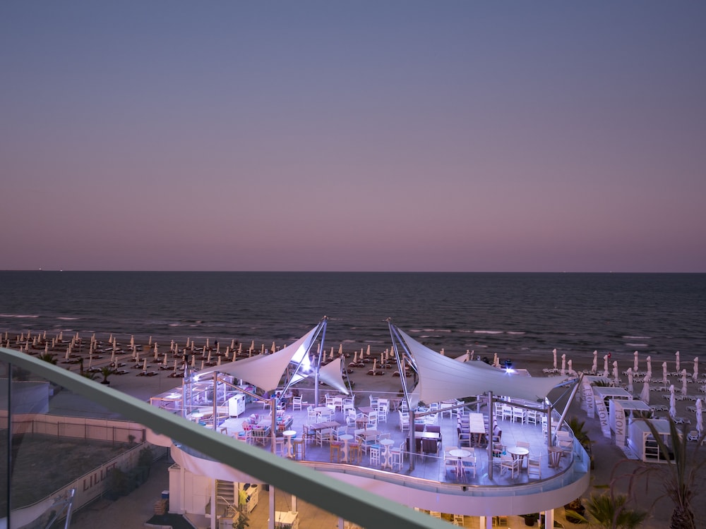 White Tower Mamaia 24/32