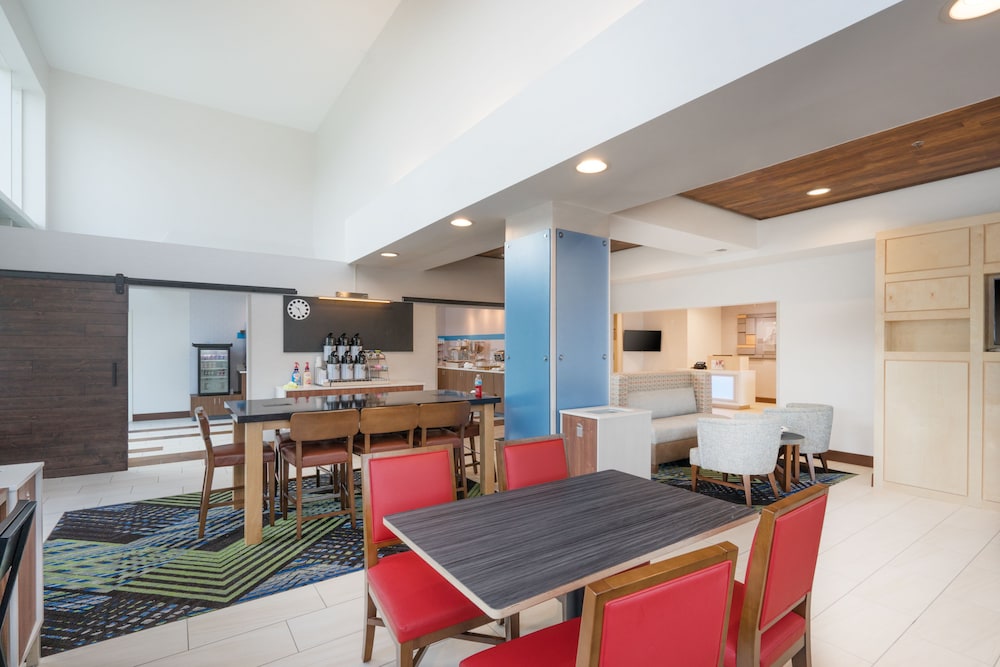 Holiday Inn Express Hotel Suites Frankfort 48/74