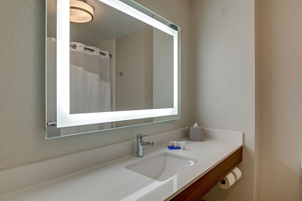 Holiday Inn Express Hotel and Suites Nashville-Opryland 25/64