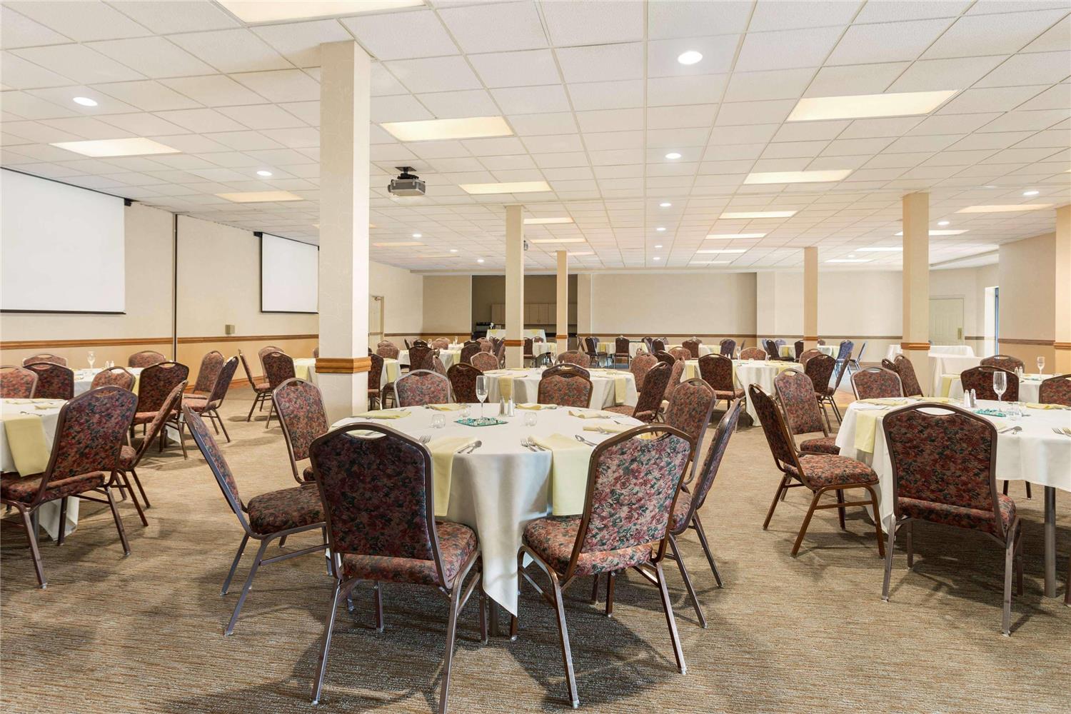 Country Inn & Suites by Radisson Lincoln North Hotel and Conference Center NE 18/22