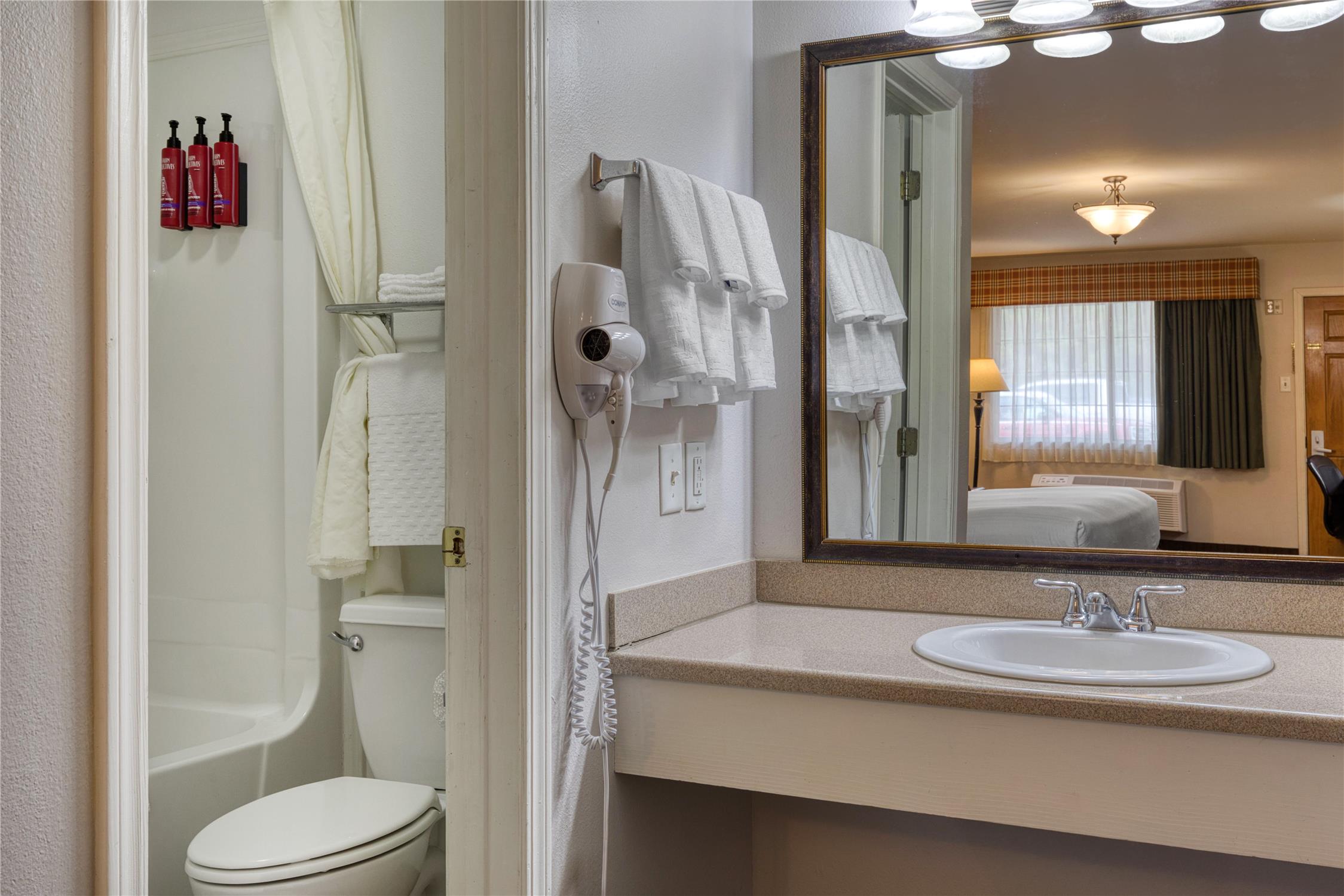 غرفة بسرير كينج للمدخنين، SureStay Hotel By Best Western Leesville 6/6