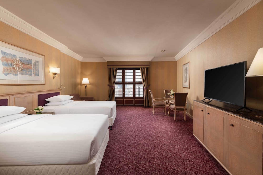 Club, Twin Beds