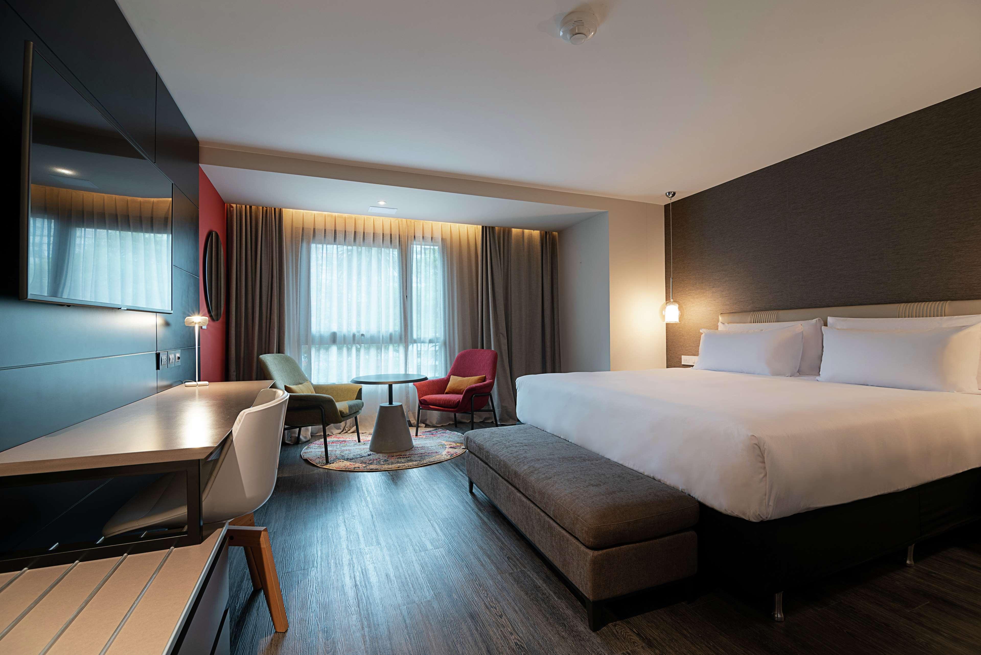 GUEST ROOM, DELUXE, KING BED