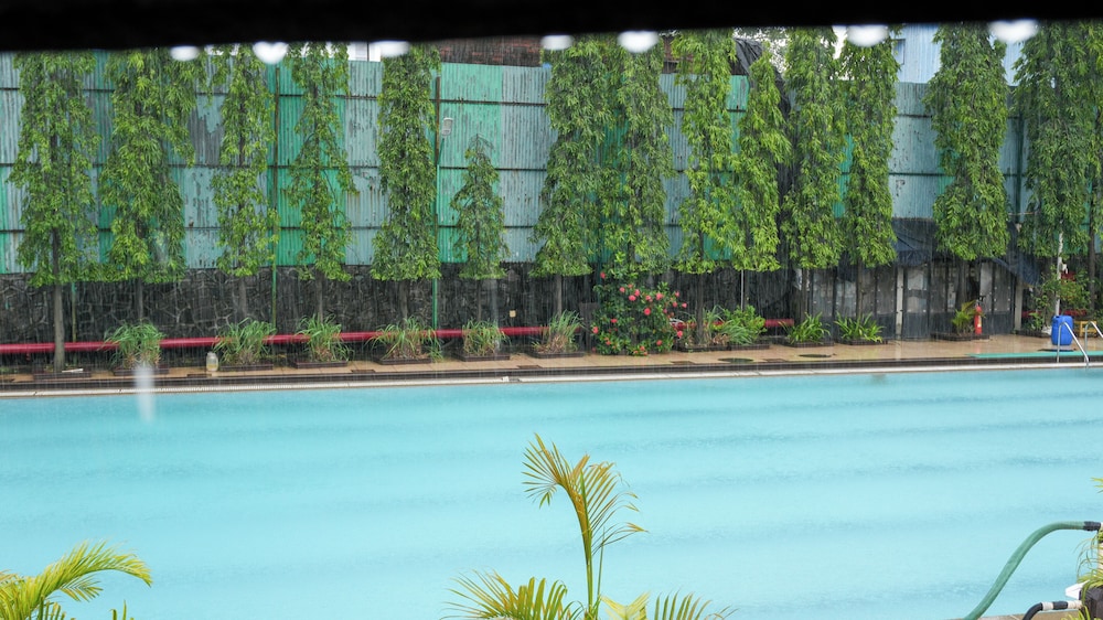 The Club Emerald Chembur 47/51