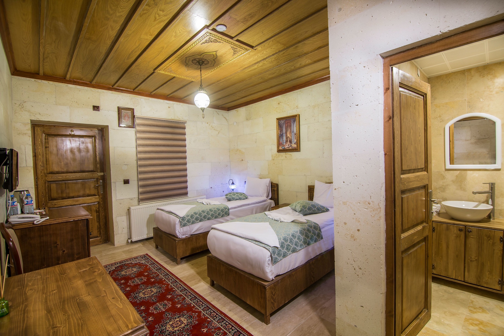 ROOM, TWIN BEDS