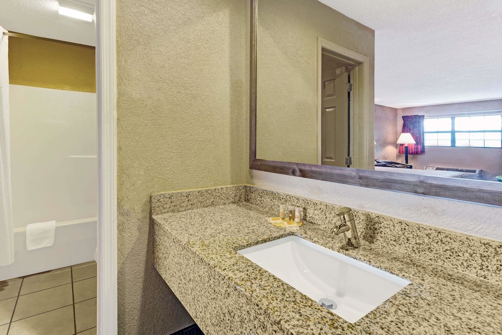 Days Inn by Wyndham Cherokee Near Casino 15/20