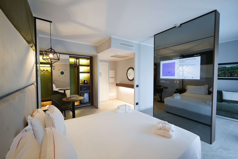 Junior Suite, Queen Bed, Sofa, Garden Area