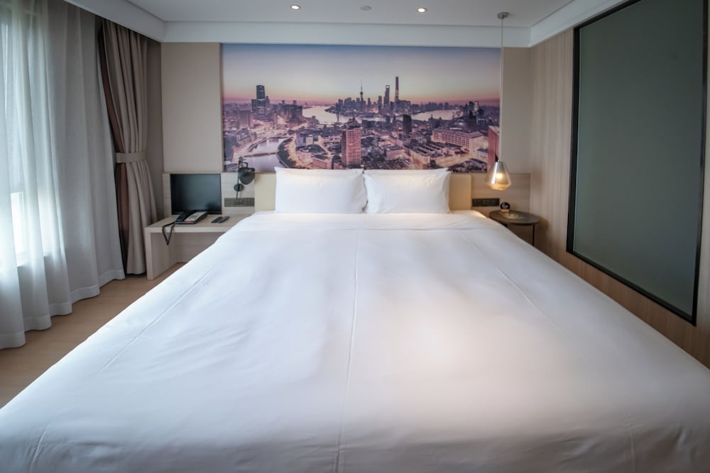 PRIVILEGE, KING BED