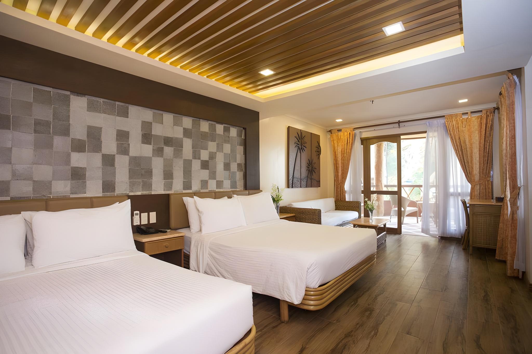 Renovated, Suite, 2 Queen Beds, Pool View