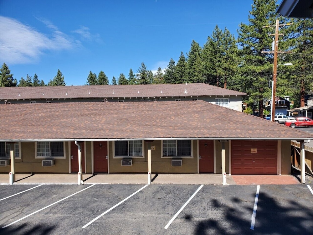 Bluebird Day Inn & Suites 1/68