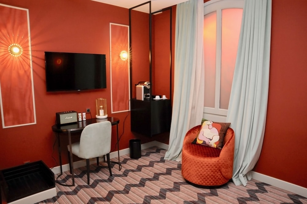 Mom Art Hotel 64/71