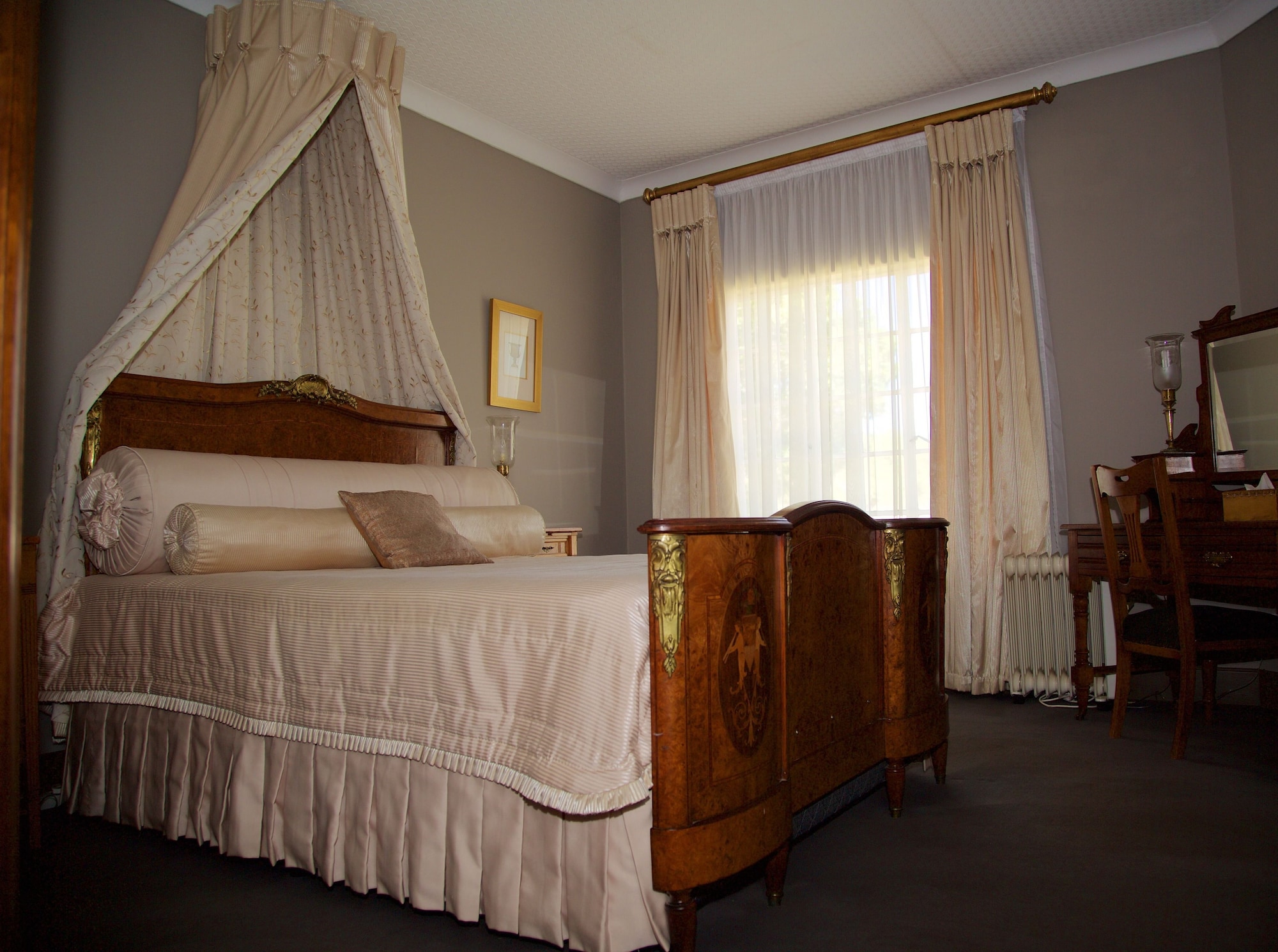 Tau, Suite, Queen Bed
