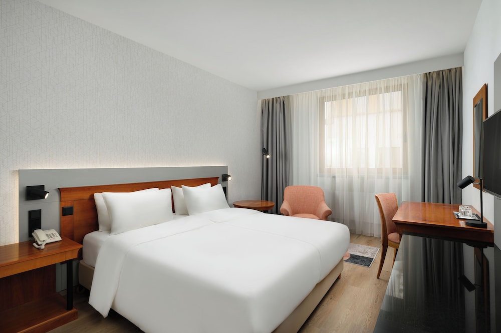 SUPERIOR, QUEEN BED