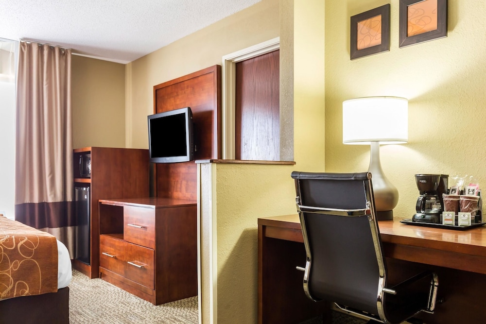 Comfort Suites Near I-80 And I-94 34/39