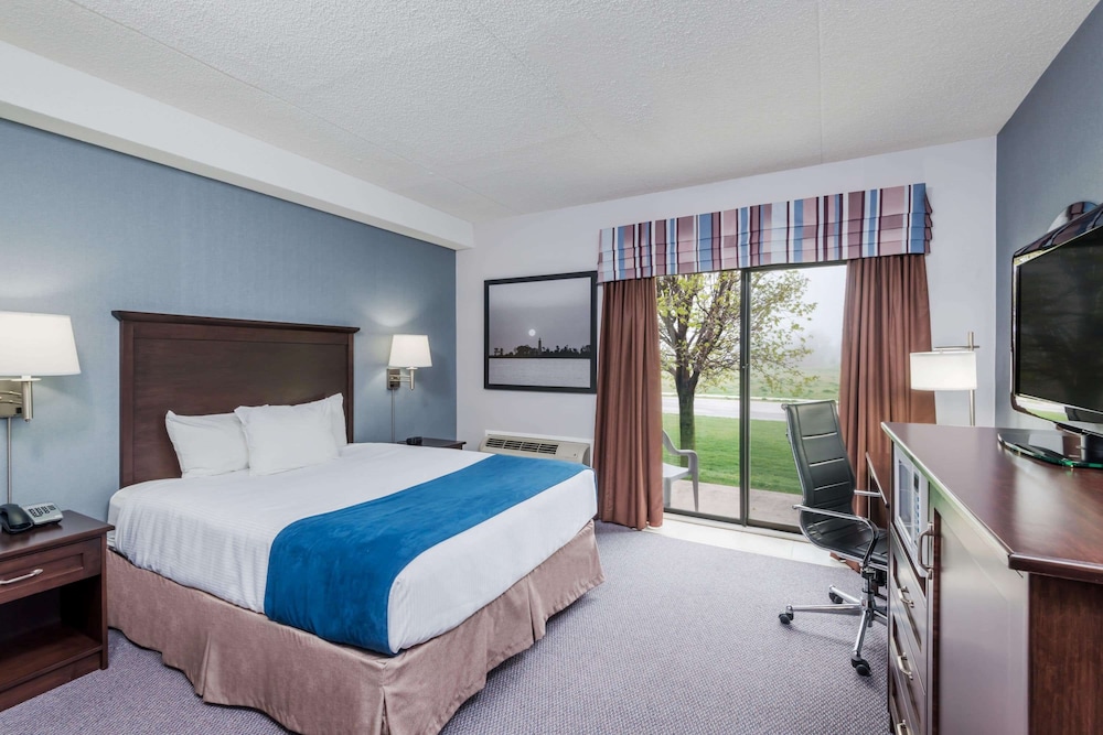 Deluxe, Suite, King Bed, Street View, Low Floor