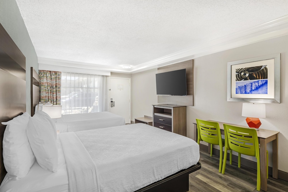 Standard, 2 Queen Beds, Kitchen