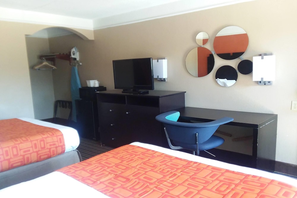 Howard Johnson by Wyndham Historic Lake Charles 36/44